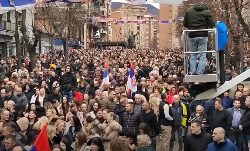 Protest Srba u Kosovskoj Mitrovici: Da kosovske vlasti omoguće dinarske isplate iz Beograda