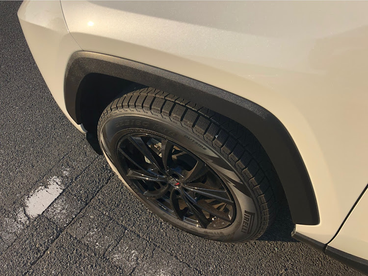 RAV4のホイールショット・SUV・RAV4乗りさんと繋がりたい・黒ホイール・お題に乗っかってみたに関するカスタム事例の投稿画像1枚目