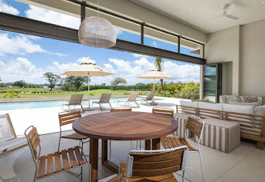 Maison avec piscine et terrasse 1