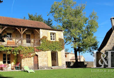 Maison avec piscine et jardin 11