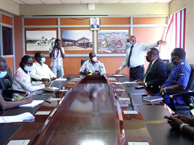 Matayos MP Geoffrey Odanga (in white shirt) addressing the fish traders on Monday.