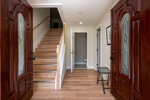 Entrée avec escalier en bois et portes dans cette Propriété de luxe à vendre à Crownsville (512 522 €)