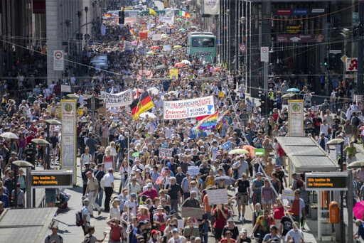 Hiljade protestovale u Berlinu zbog mera protiv korona virusa