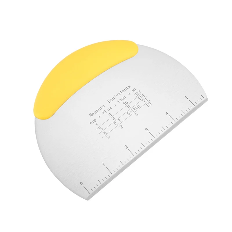 Coupe-pâtes à nouilles semi-circulaire en acier inoxydable avec graduation pour une découpe et un portionnement précis des pâtes faites maison.
