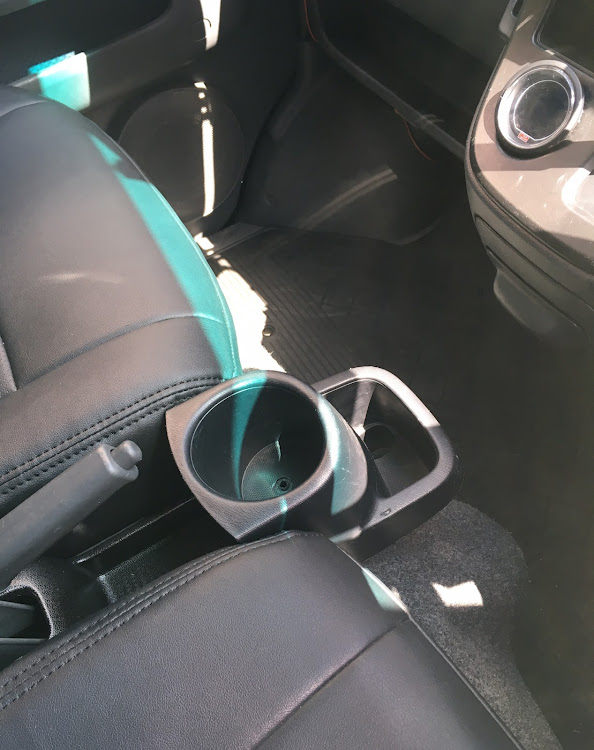 ハイゼットカーゴのレーダー探知機取付・純正スイッチ流用・ドリンクホルダー・黒バンパー鉄チンに関するカスタム事例の投稿画像4枚目