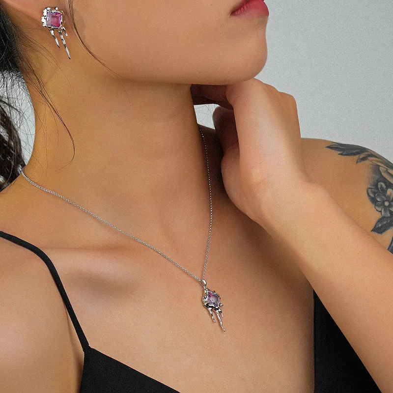 Collier en argent sterling en forme de lave pour femmes, design spécial. Un bijou unique pour rehausser votre style et ajouter une touche d'originalité.