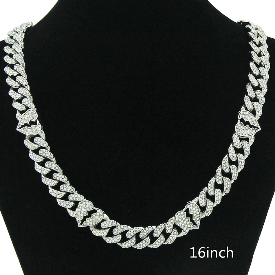 Collier chaîne cubaine cœur brisé diamants pour hommes et femmes, un bijou unique symbolisant l'amour et l'élégance.