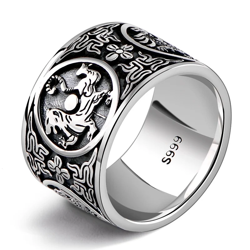 Creatieve Persoonlijkheid Brede Ring voor de Wijsvinger. Uniek sieraad voor individuele stijl en persoonlijke expressie.