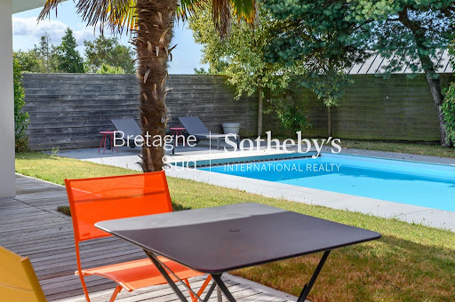 Seaside house with pool 4