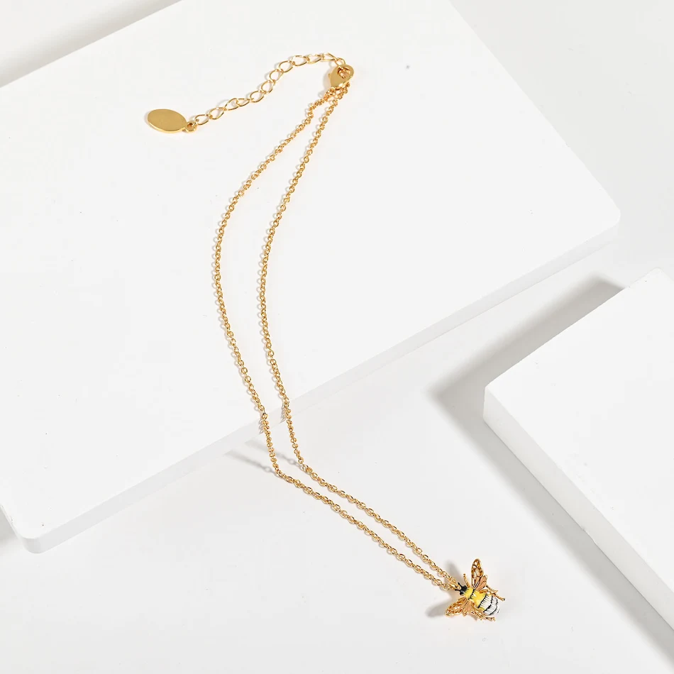 Colar de Abelha e Flores Pequenas Um acessório encantador, perfeito para presentear ou usar diariamente, adicionando charme.