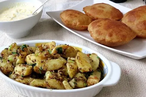 Jeera Aloo With 4 Poori And Curd