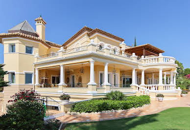 Villa with pool and garden 3