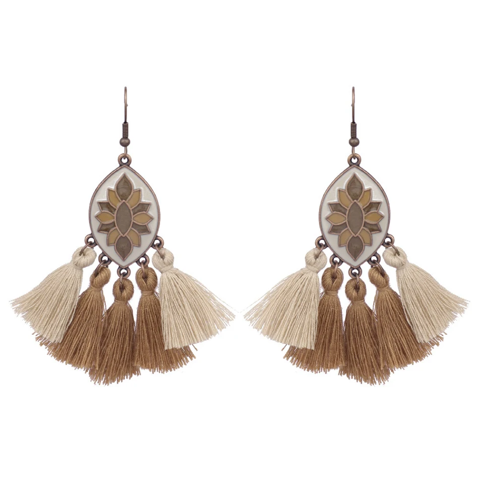 Boucles d'oreilles à pompons style femme, feuilles, cercle, métal et cuir. Un accessoire tendance et élégant pour sublimer votre look quotidien.
