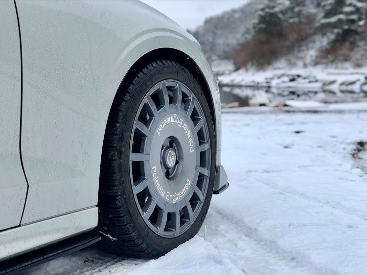 V60のOZ Rally Racing・ミシュラン X-ICE  SNOW・精進湖・富士五湖に関するカスタム事例の投稿画像2枚目