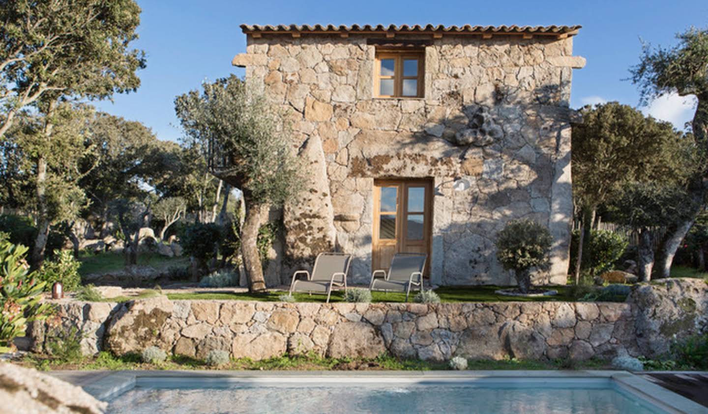 Atypical property with pool SOTTA