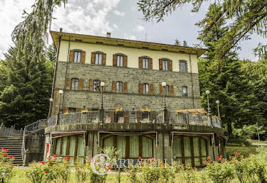 Hôtel particulier avec jardin et salle de réception 4