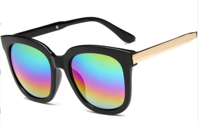 Lunettes de soleil tendance et colorées, réfléchissantes et polyvalentes pour un style unique et une protection solaire optimale.