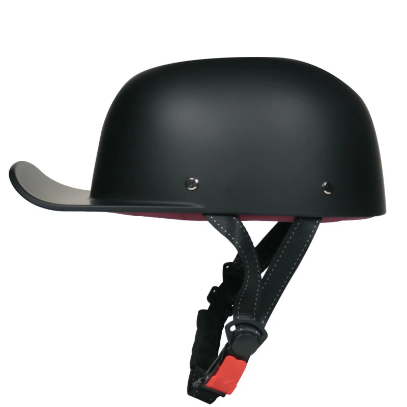 Casque demi-jet pour scooter, style scoop, protection légère et confortable. Parfait pour la ville et les courts trajets en moto.