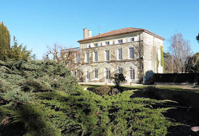 Propriété avec piscine et jardin 16