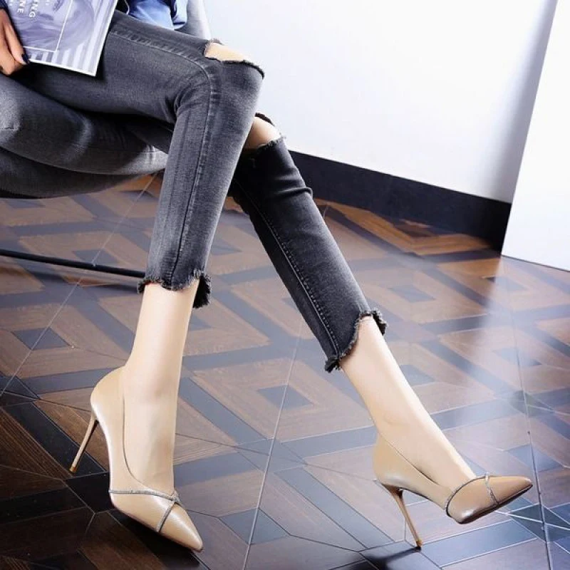 Title 3, Dames satijnen pumps met strass. Elegante en gl...
