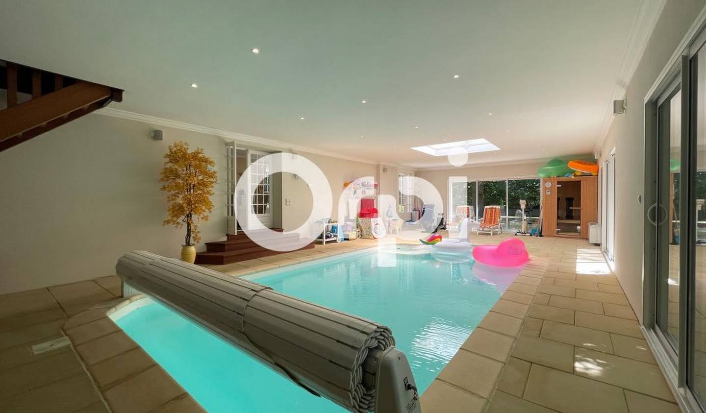 Property with pool Bémécourt