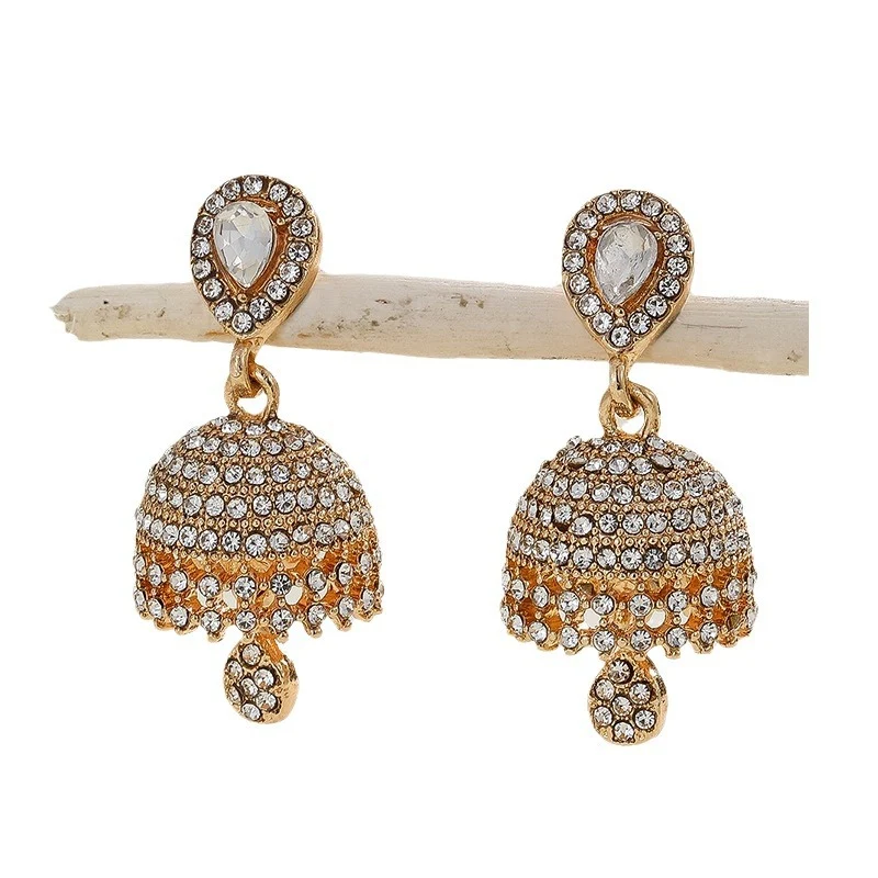 Orecchini bohémien a cuore e campanula con diamanti, stile unico ed elegante. Perfetti per un look romantico e femminile.