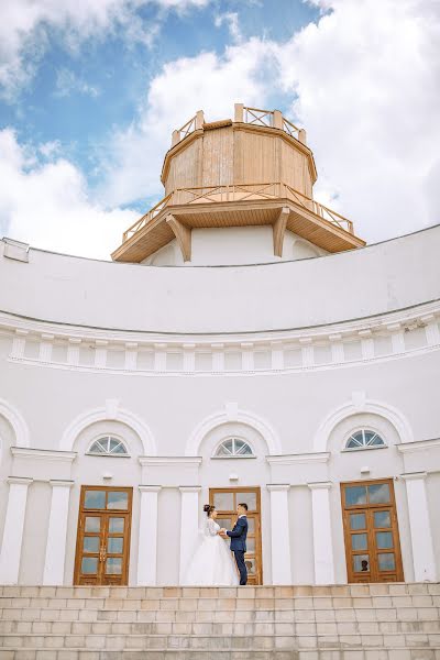 Svadobný fotograf Emil Salimov (sedavul). Fotografia publikovaná 22. júna 2019