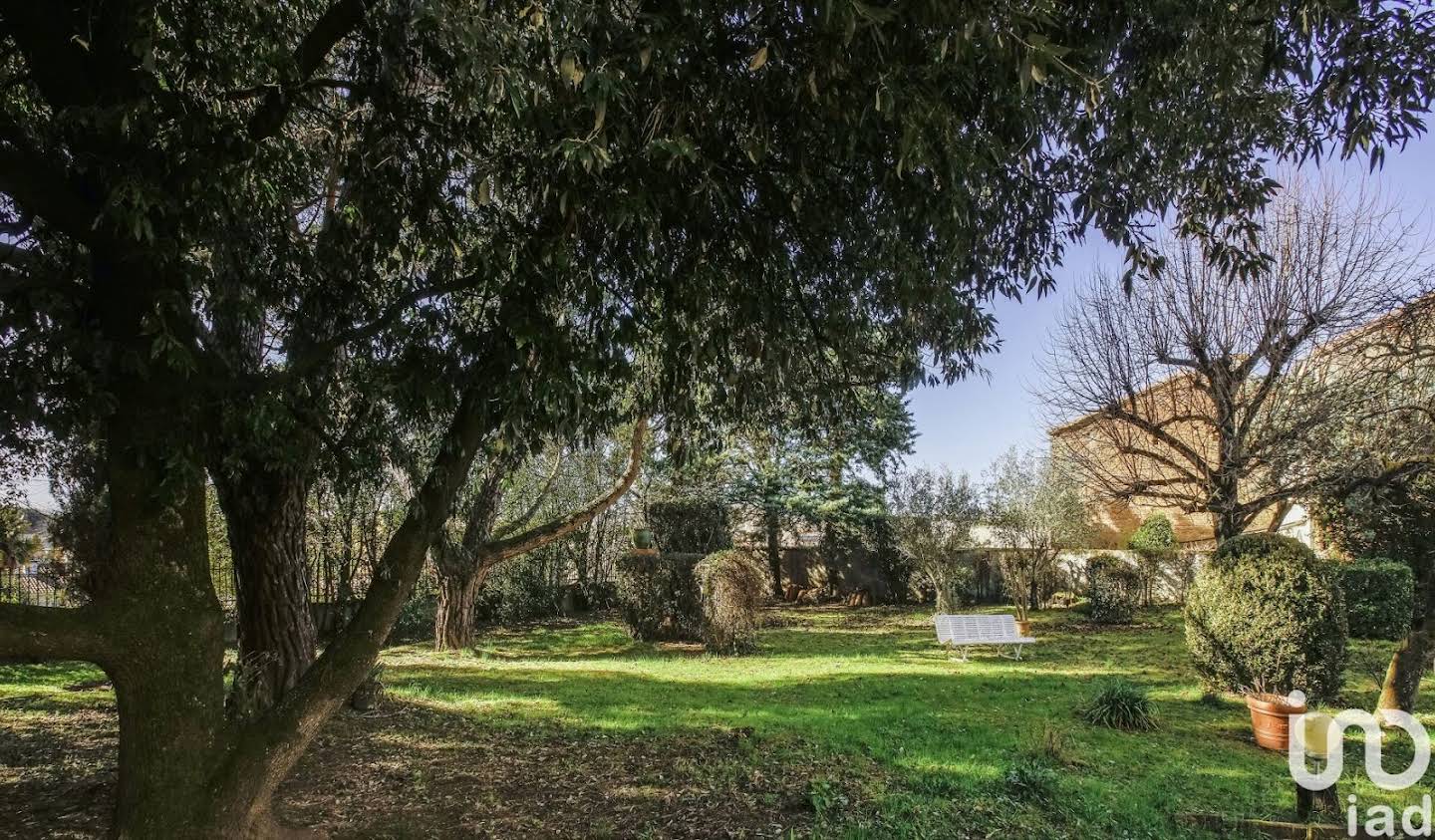 House with terrace L'Isle-Jourdain