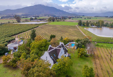 Corps de ferme avec jardin et piscine 10