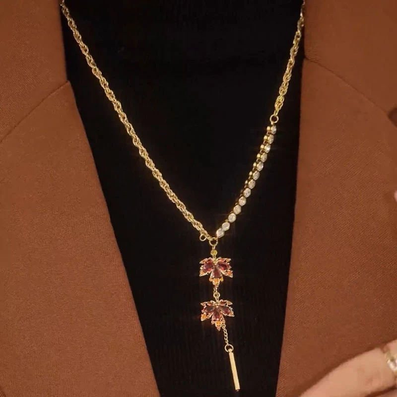 Vintage ogrlica sa crvenim listom javora Specijalni dizajn Elegantan nakit Prirodni izgled Savršen poklon i uspomena.