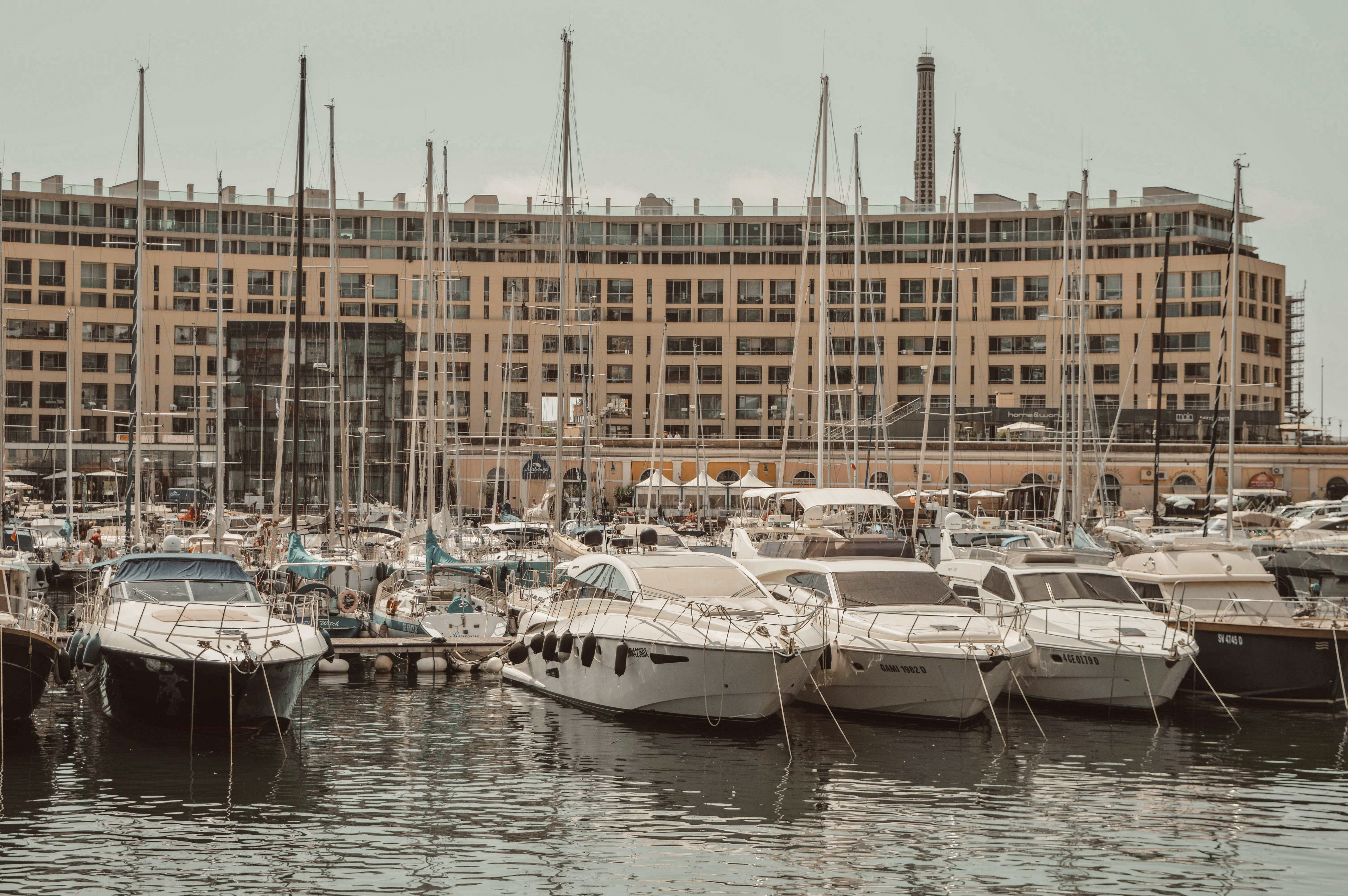 Barca nel parcheggio di AleDiSu