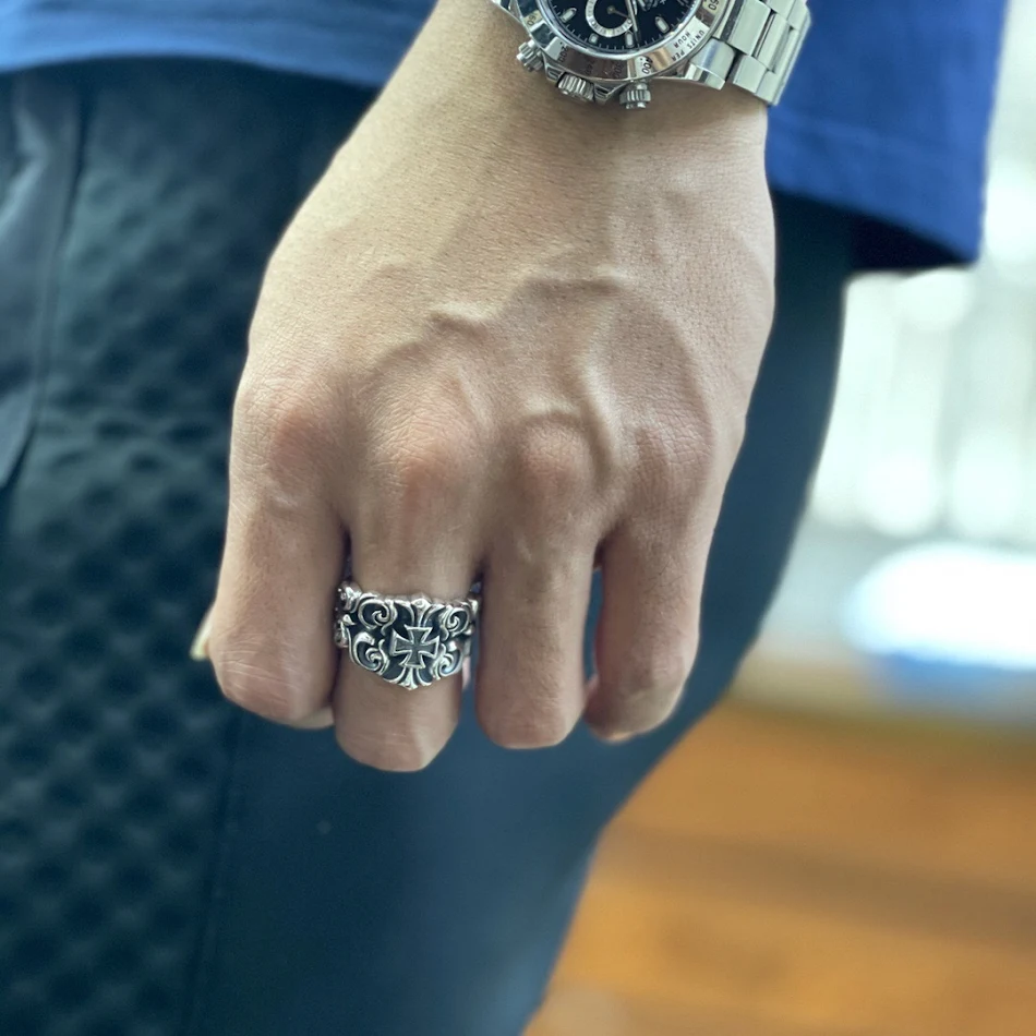 Bague homme argentée grand anneau, style street fashion, fleur de rotin, personnalité bouche ouverte, accessoire tendance pour homme.