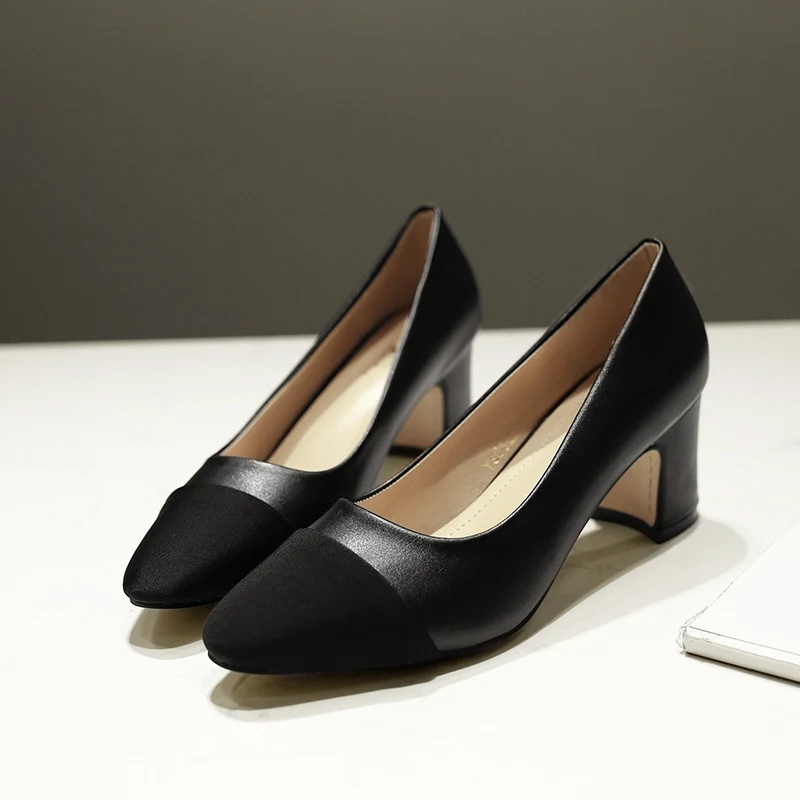 Escarpins à talons hauts pour femmes avec blocs de couleurs et talons épais pour un style audacieux et confortable, parfaits pour toutes les tenues.