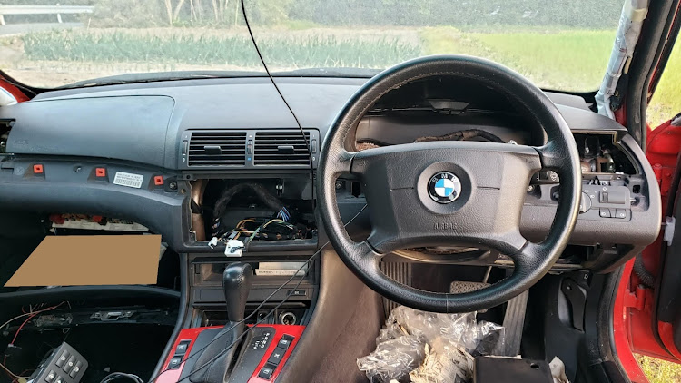 3シリーズ セダンのインテリアパネル塗装・ルームランプLED化・RECAROシート・内装イメチェン・部品取り車納車に関するカスタム事例の投稿画像3枚目