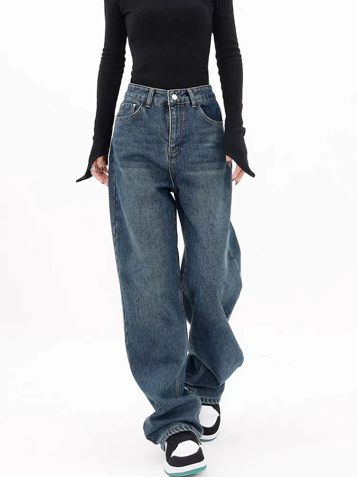 Jean femme à jambes larges, taille haute et coupe ample, pour un look décontracté et confortable au quotidien. Le pantalon parfait.