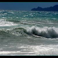 Il mare, impetuoso al tramonto ... di 