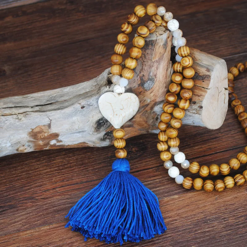 Handgemaakte houten kralen ketting met katoenen kwastje, een bohemien hanger. Een stijlvolle accessoire voor een casual en elegante uitstraling.
