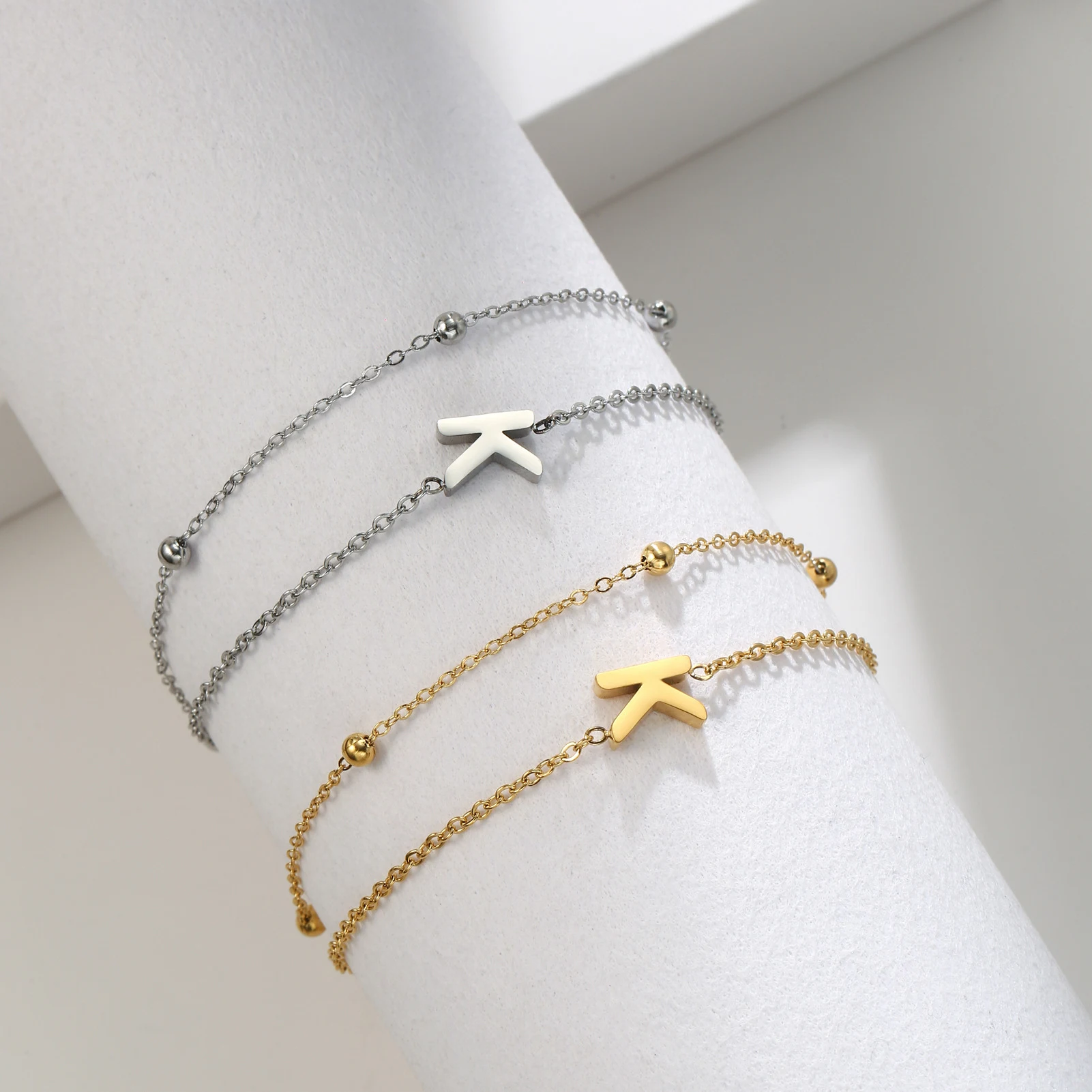 Title 6, Titanium stalen armband met hanger van 26 lette...