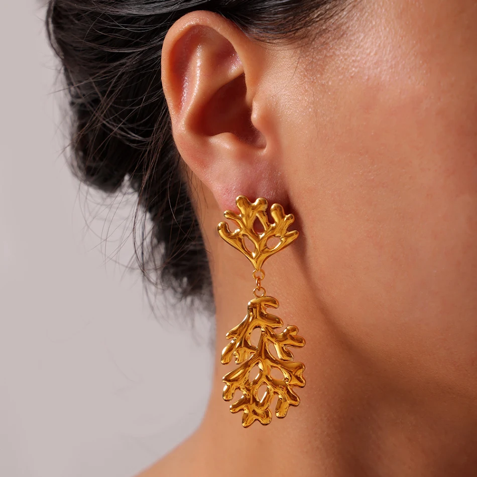 Brincos geométricos Minority Conch retrô com design de trama. Sinta o sentido do design com estes brincos únicos e adicione estilo a qualquer look.