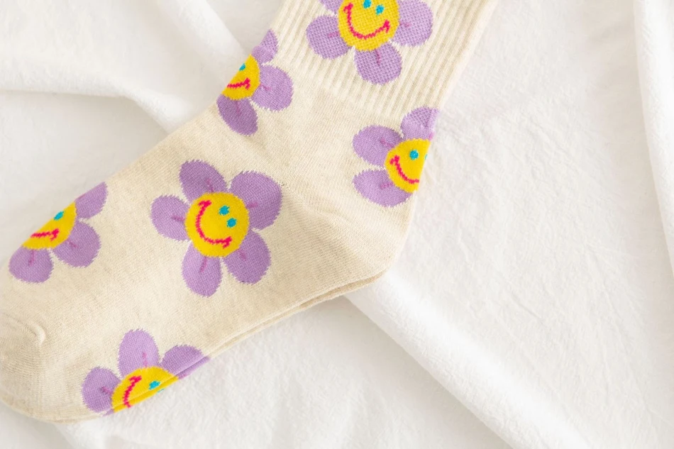 Chaussettes femme à motif tournesol souriant, chaussettes mi-mollets pour femme, jacquard tournesol, confortables et pleines de joie.