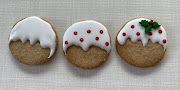 How to ice Christmas pudding cookies, step by step.