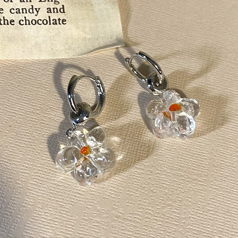 Vrouwelijke bloem oorklemmen oorbellen, uniek design, trendy accessoire voor dames, bloemenpracht voor je oren.