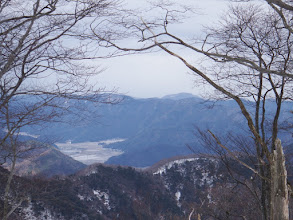 中央右奥に梅丈岳