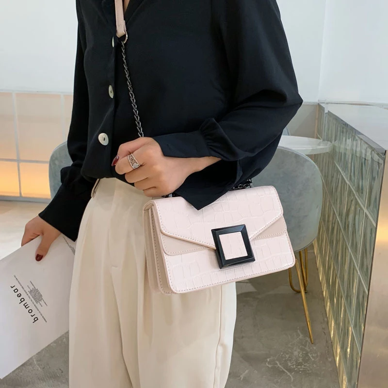 Kleine vierkante kettingtas de ideale accessoire. Elegant, compact en perfect om je essentiële spullen stijlvol mee te nemen, ideaal voor dagelijks gebruik.