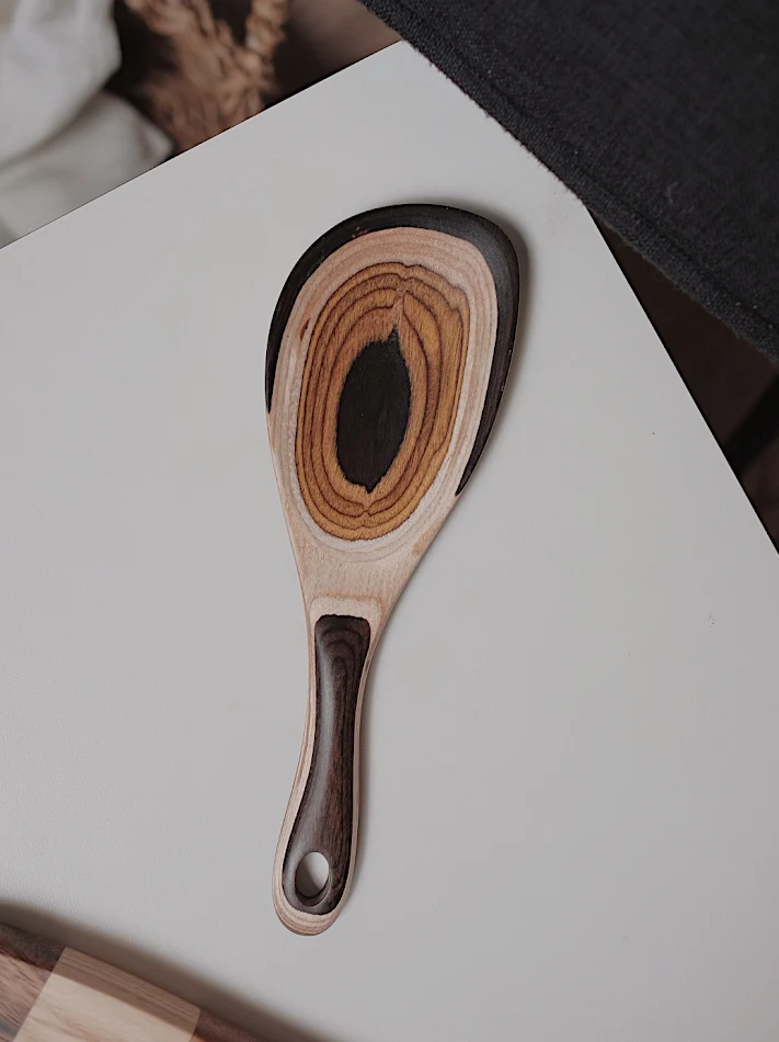 Vintage houten keukenspatel met kleurverloop, ideaal voor koken en serveren. Duurzaam hout en aantrekkelijk design voor uw keuken.