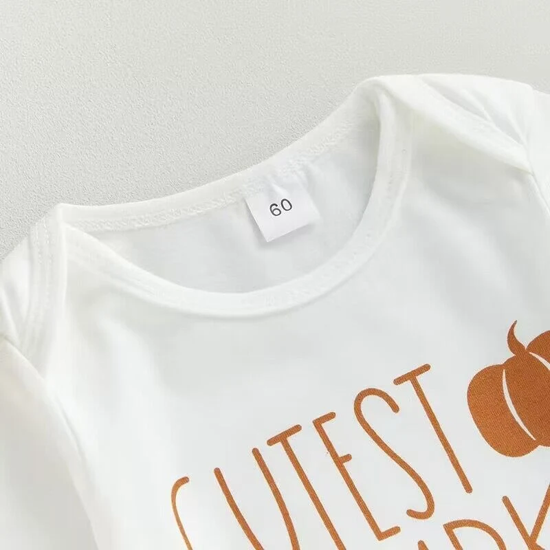 Halloween jumpsuit met pompoenletters en lange mouwen voor kinderen, ideaal voor feestjes en om in te spelen.