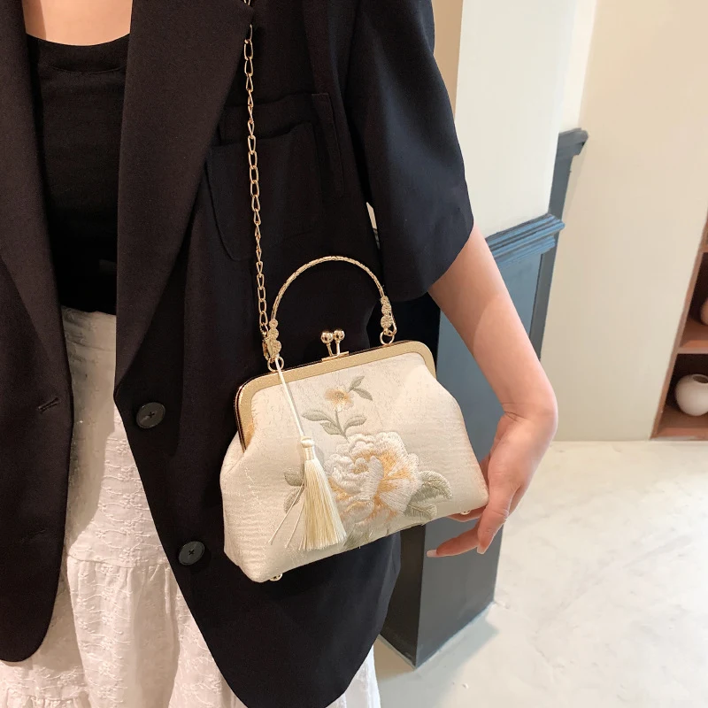 Bolsa feminina bordada, com personalidade fashion e combina com tudo. Ideal para mulheres que buscam estilo único e expressar sua individualidade.