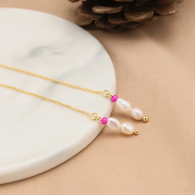 Boucles d'oreilles ligne d'oreille en perles naturelles d'eau douce pour femmes, élégantes et légères, parfaites pour un look raffiné et féminin.
