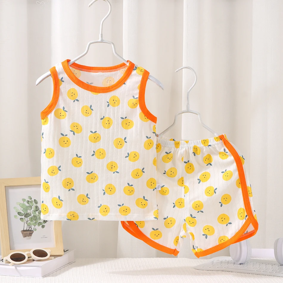 Completo estivo casual con gilet per bambini, cotone. Fresco e traspirante, perfetto per le giornate calde. Abbigliamento comodo per il gioco all'aperto.