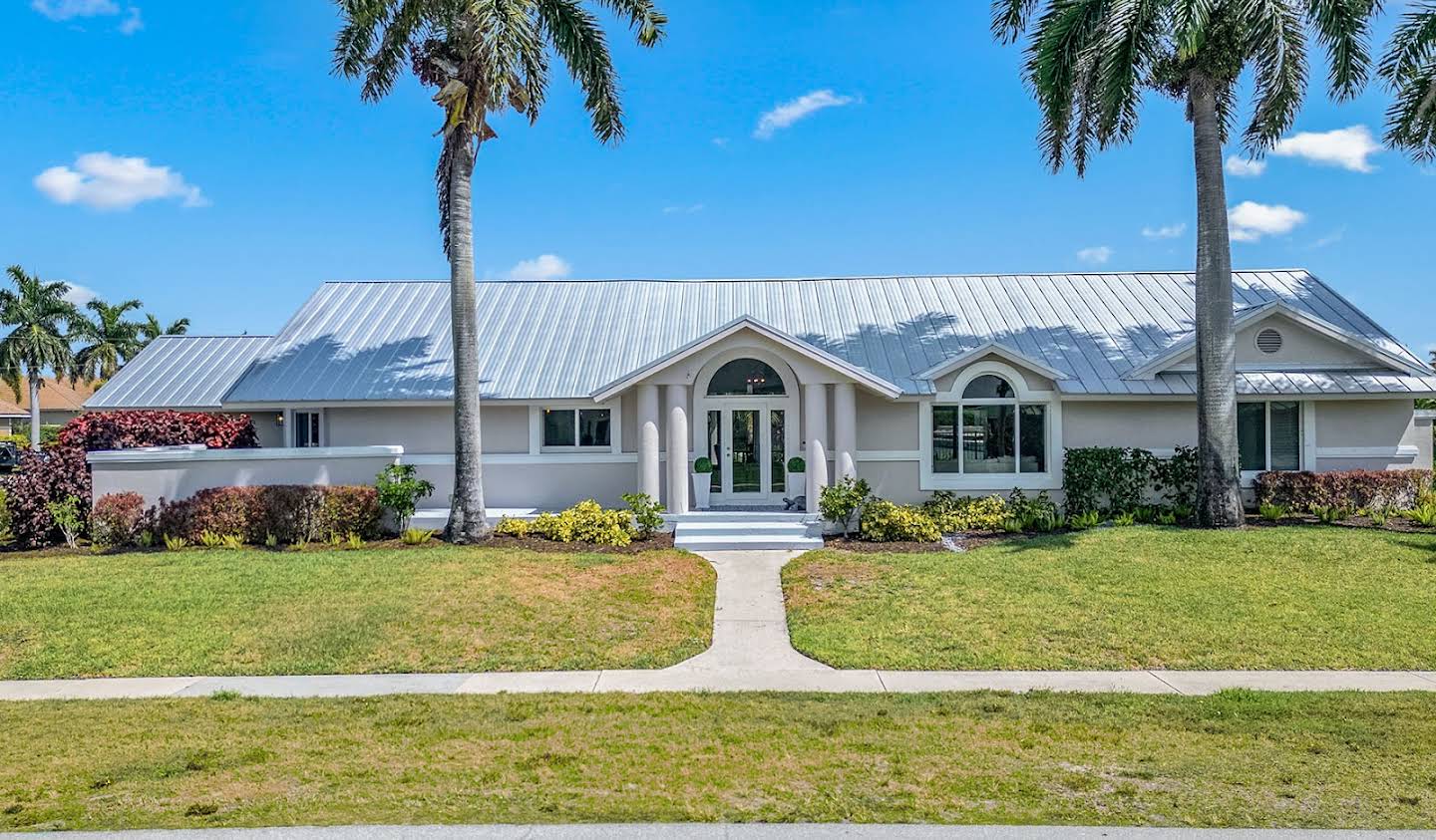 House with pool and garden Marco Island